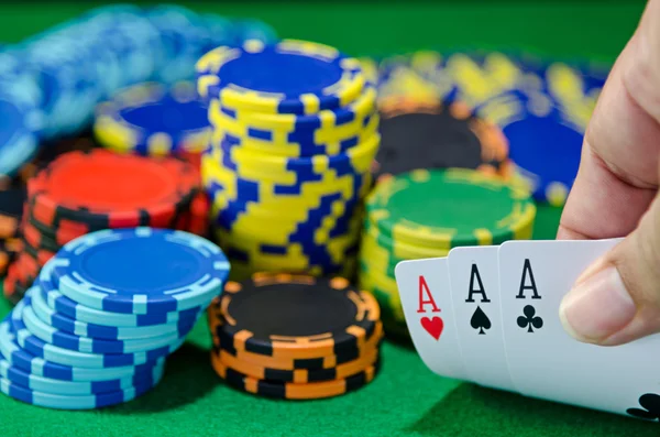 Mão e três ases, jogo de cartas — Fotografia de Stock