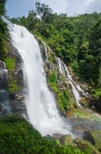 Cachoeira de Wachirathan no Parque Nacional Doi Inthanon — Fotografia de Stock