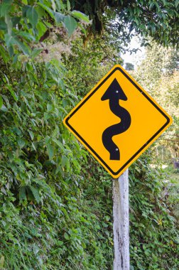 Dolambaçlı yol işareti uyarı