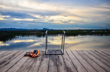 Yüzme Havuzu merdiven doğa lagün