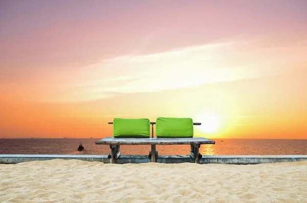 Seduta coppia verde o panca in legno con paesaggio marino e cielo al tramonto b — Foto Stock