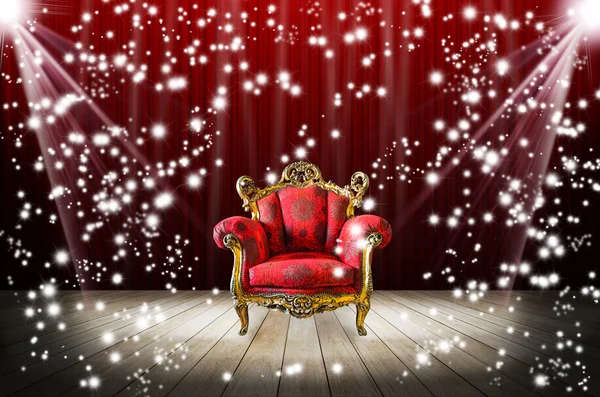 Röd soffa i mörkt rum med scenen ljus på det — Stockfoto