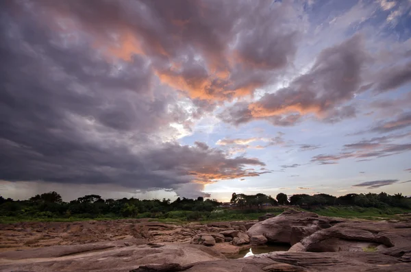 Solnedgång himmel med moln — Stockfoto