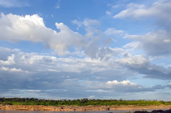 Cielo azul con nube —  Fotos de Stock