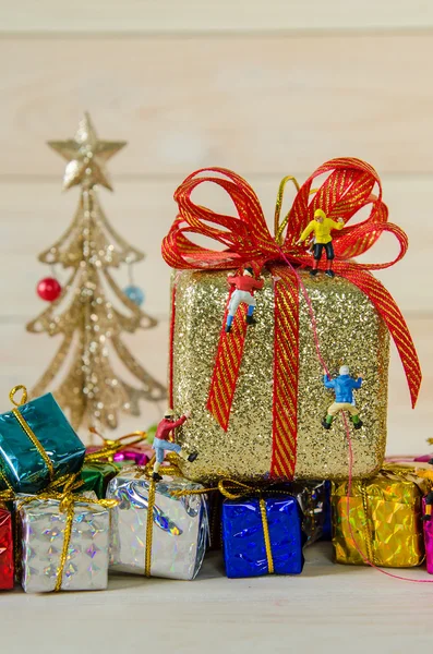 Gente en miniatura escalando en adornos de Navidad — Foto de Stock