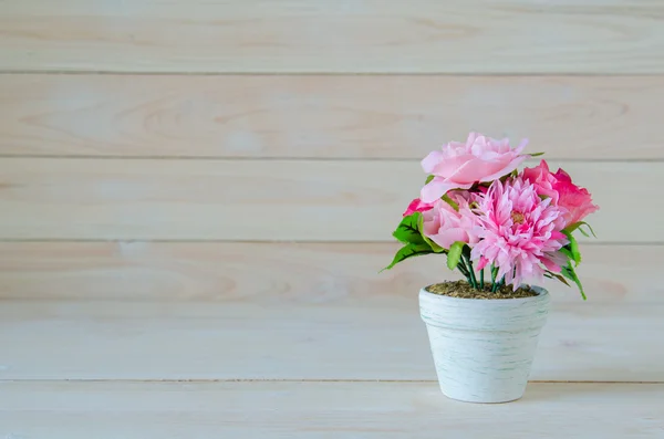 ahşap masa arka plan üzerinde beyaz saksıyı