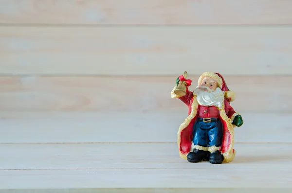 Papai Noel na mesa de madeira marrom — Fotografia de Stock