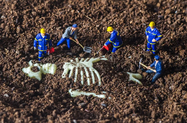 Equipo técnico en miniatura encontró el gran esqueleto humano — Foto de Stock