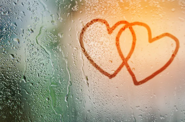 Draw cople heart on natural water drops glass window background — Stock Photo, Image