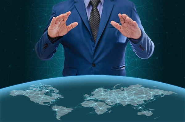 Homem de negócios com tela de mapa do mundo visual, conceito de negócio — Fotografia de Stock