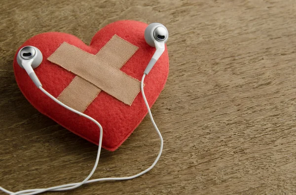 Wound heart listen to music — Stock Photo, Image