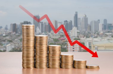 sikke yığını ve kırmızı ok çizgisi ile şehir arka plan, iş d