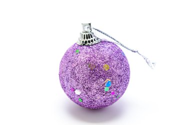 Beyaz arka plan üzerinde mor Noel top