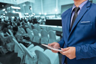 iş adamı holding tablet içinde olay geçmiş elinde