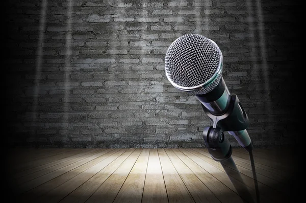 Microfone no palco de luz preta — Fotografia de Stock