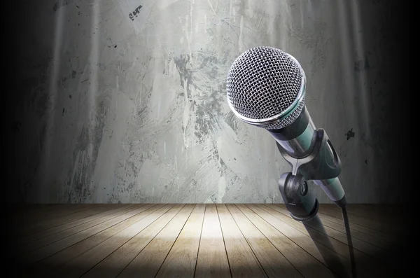 Siyah ışık sahnede mikrofon — Stok fotoğraf