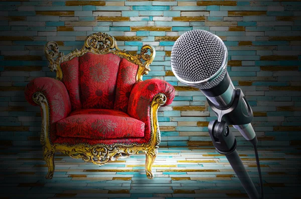 Microfoon met rode sofa licht werkgebied — Stockfoto