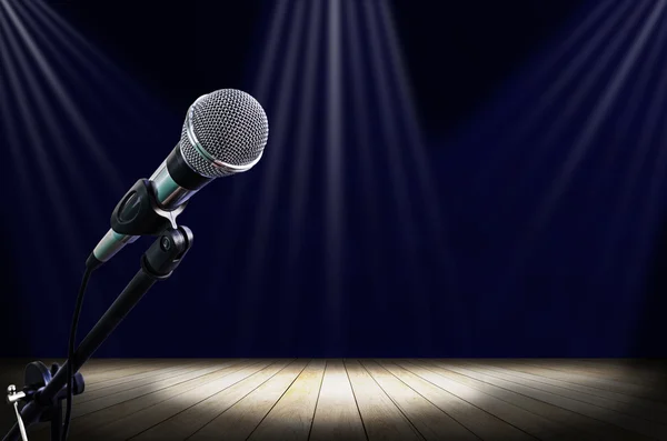 Koyu mavi ışık sahnede mikrofon — Stok fotoğraf