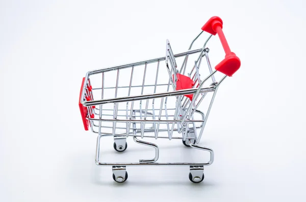 Carrinho de compras vermelho em fundo branco — Fotografia de Stock