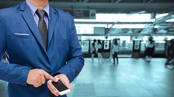 Geschäftsmann nutzt Tablette im Alltag — Stockfoto