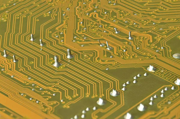 Lijnen en soldeer gewrichten van het moderne circuit bord — Stockfoto