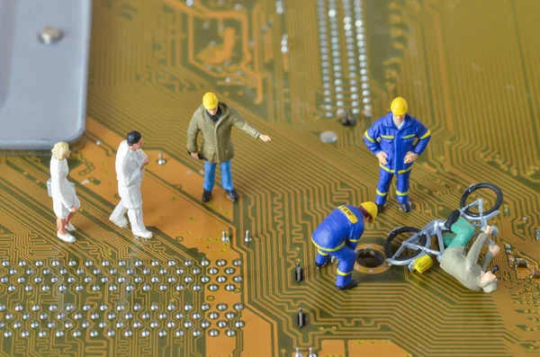 Miniature Technicians try to fix the problem — Stock Photo, Image
