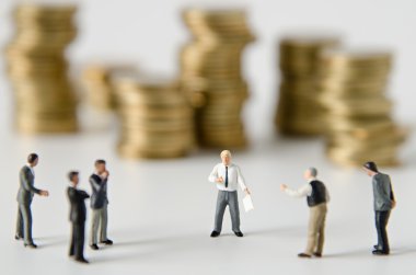 minyatür işadamı takım eğitim ile altın sikke yığını backgr