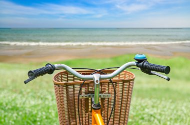 deniz manzarası arka plan ile Bisiklet