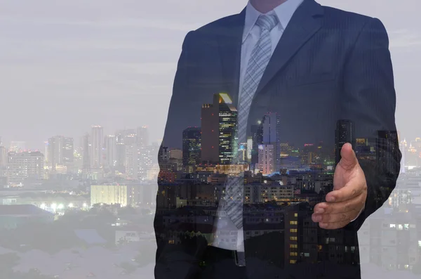 Doble exposición del hombre de negocios con la mano de bienvenida y el modo nocturno — Foto de Stock