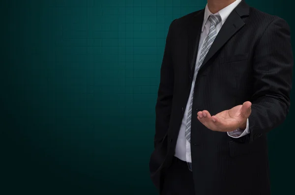 Бизнесмен с приветственной рукой в черном свитере на зеленом бэкграунде — стоковое фото