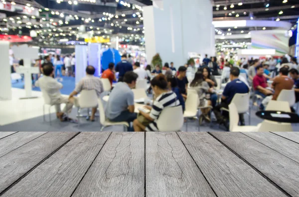 Witte houten tafel met wazig gebeurtenis achtergrond — Stockfoto