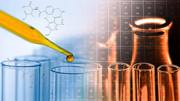 Science laboratory zkumavky a Periodická tabulka prvků pozadí — Stock fotografie