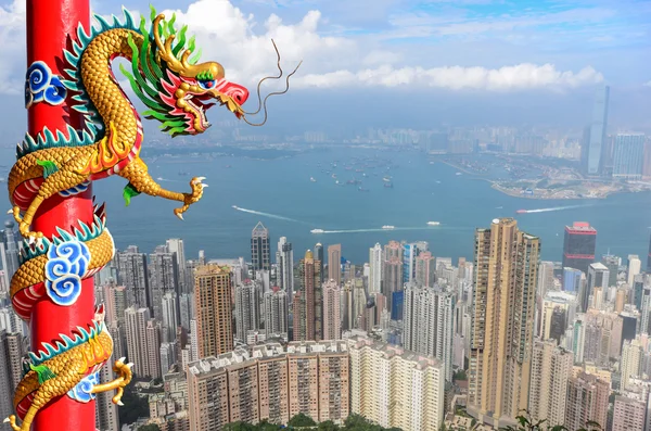 Statue de dragon de style chinois avec fond de paysage urbain en vintage — Photo