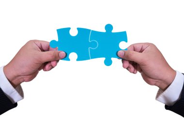 iş adamı el beyaz arka plan üzerinde izole jigsaw tutarak