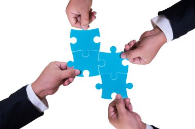 iş adamı el beyaz arka plan üzerinde izole jigsaw tutarak