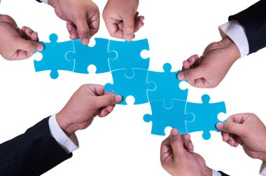 iş adamı el beyaz arka plan üzerinde izole jigsaw tutarak