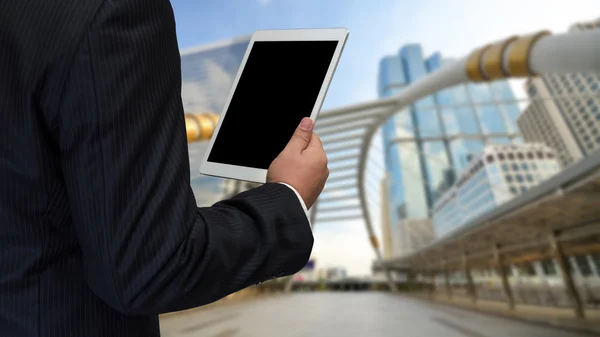 Empresário usando tablet com fundo borrado — Fotografia de Stock