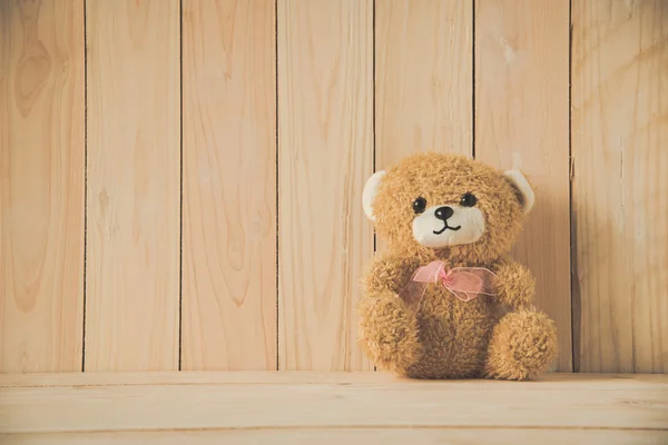 Teddybär allein auf Holztisch — Stockfoto