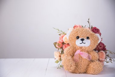 oyuncak ayı gül desenli beyaz ahşap tablo