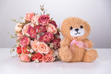 oyuncak ayı gül desenli beyaz ahşap tablo