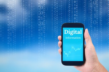 Hareket eden telefon ile dijital bilgileri tutan adam el