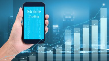 Hareket eden telefon ile teknik ticaret için telefon tutan adam el 