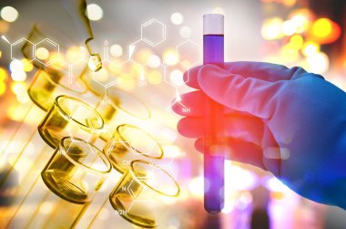 Laboratuvar test tüpü tutan bilim adamı el çift pozlama