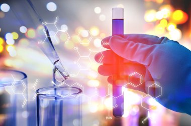 Laboratuvar test tüpü tutan bilim adamı el çift pozlama