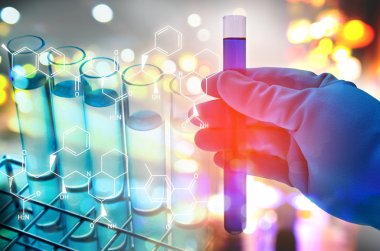 Laboratuvar test tüpü tutan bilim adamı el çift pozlama