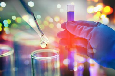 Laboratuvar test tüpü tutan bilim adamı el çift pozlama