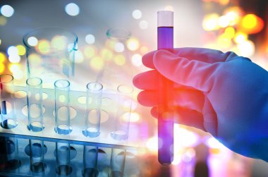 Laboratuvar test tüpü tutan bilim adamı el çift pozlama