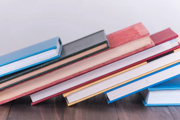 Pilha de livro na mesa de madeira — Fotografia de Stock