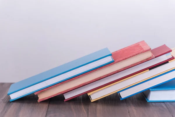 Bücherstapel auf Holztisch — Stockfoto