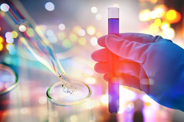 Dupla exposição do cientista mão segurando tubo de ensaio de laboratório — Fotografia de Stock